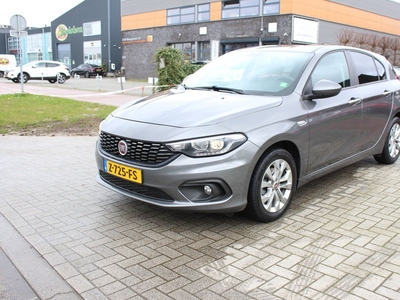 Fiat Tipo 1.4 Turbo Mirror Cruise-Navi-Bluetooth-Camera-Stoelverwarming 5700 KM. 12 Maanden Bovag Garantie.