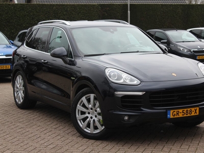 Porsche Cayenne 3.0 S E-Hybrid / Trekhaak / Camera / Leder / 20'' / Luchtvering / Navigatie / ACC / Dodehoek / Stuurverwarming