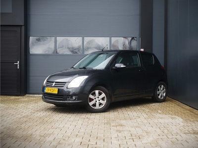 Suzuki Swift 1.3 Limited | Stoelverwarming | Cruise control | Trekhaak | Airco | NAP | Parrot | Elektrische ramen | Centrale deurvergrendeling | 2 Sleutels | LM velgen | Radio | Multifunctioneel stuurwiel