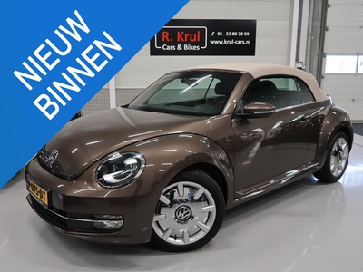 Volkswagen Beetle Cabriolet 1.2 TSI Design Automaat DSG Airco 18 inch Fender Windscherm Beige kap Cruise control Parkeersensoren Boekjes aanwezig Multifunctioneel stuurwiel nette staat