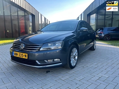 Volkswagen Passat 1.6 TDI R-line Clima Dak Leer Trekhaak