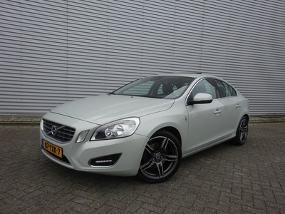 Volvo S60 1.6 T3 Momentum Climate / Trekhaak / Cruise / Led