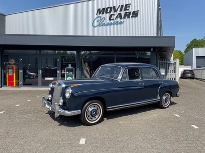 Mercedes-Benz MERCEDES BENZ 220S 4D