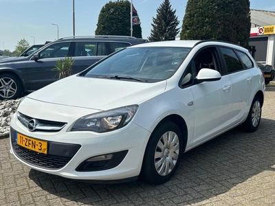 Opel Astra Sports Tourer 1.4 Edition 2012 Wit Facelift