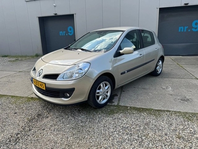 Renault Clio 1.6-16V Privilège Met Airco Lees advertentie