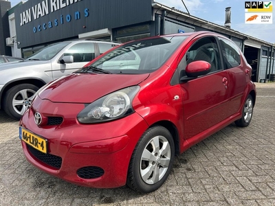 Toyota Aygo 1.0-12V Aspiration Red airco leer 5 drs velgen