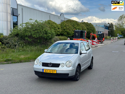 Volkswagen Polo 1.4-16V Highline 5-DEURS AIRCO/CRUISE! 1 JAAR APK!