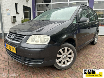 Volkswagen Touran 1.6-16V FSI * AIRCO * NAVIGATIE * 6 BAK *