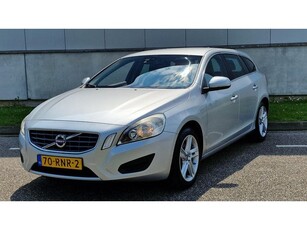 Volvo V60 1.6 T4 Momentum, automaat, trekhaak