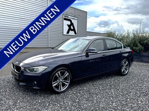 BMW 3-serie 320d Aut Sport NaviXenonPDCCruisMedia Blauw