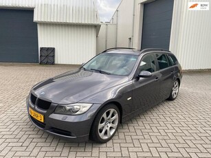 BMW 3-serie Touring 320i Touring / lekt wat olie / handel