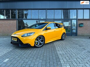 Ford Focus 2.0 EcoBoost ST-2, Sportuitlaat, Navi, Geel