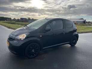 Toyota Aygo 1.0-12V BLACK bouwjaar 2008 met navi ( nw apk )