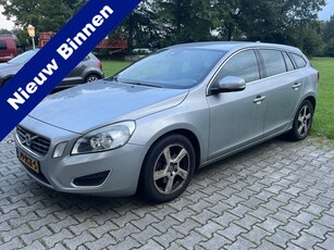 Volvo V60 1.6 T4 Momentum 180pk Leer,Trekhaak,Clima,Navi Bj