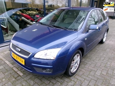 Ford Focus 1.6-16V Ghia climate-cruise control