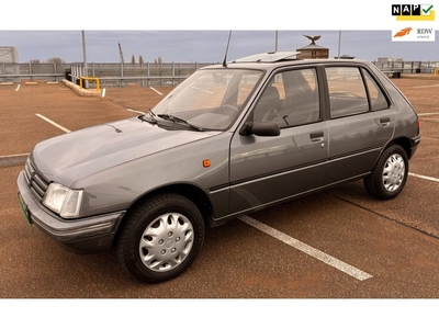 Peugeot 205 1.6 GT. Een automaat uit 1995. Incl Panorama.