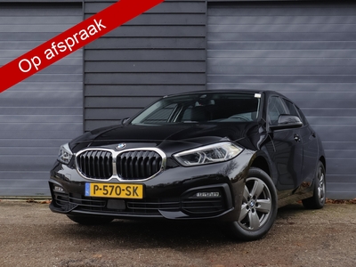 BMW 1-SERIE 118i High Executive, (136 pk) 1ste-Eigenaar, BMW-Dealer-Onderh., Navigatie/Apple-Carplay/Android-Auto, Leer, Stoelverwarming, DAB, Lane-Assist, Cruise-Control, Parkeersensoren-V+A, Privacy-Glas, Virtual-Cockpit, NL-Auto