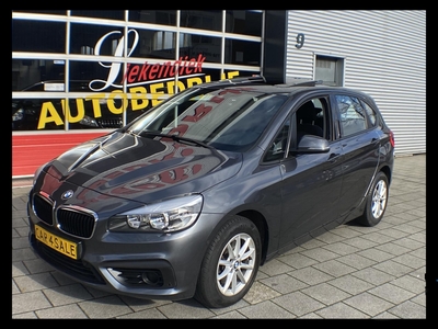 BMW 2-SERIE Active Tourer 220i Essential - Navigatie I Panorama dak I PDC I LED I Sport velgen I Trekhaak I Dealer onderhouden