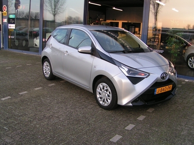 TOYOTA AYGO 1.0 VVT-i x-play