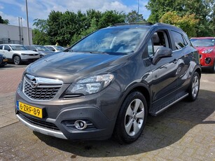 Opel Mokka 1.4 Turbo 140pk Cosmo | 1ste Eigenaar | Navi | Leder+Comfortstoel+Verwarmd | Schuifdak | Clima | Cruise | Pdc V+A+Camera | Licht+Regensensor | Mistlampen | Privacy Glass | 17''lm | Trekhaak