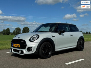 Mini cooper 1.5 Cooper met JCW pakket, pano, sportstoelen, navi, zeer compleet uitgevoerd