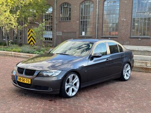 BMW 3-serie 320i High Executive pluimt een beetje