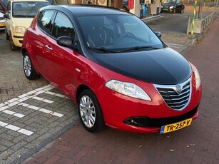 Lancia Ypsilon 1.2 Black & Red AIRCO/ NW APK/ FLITSENDE