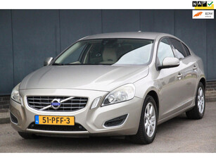 Volvo S60 1.6 T4 Kinetic Navigatie/Parkeersensor v,a/Apk 10-2025