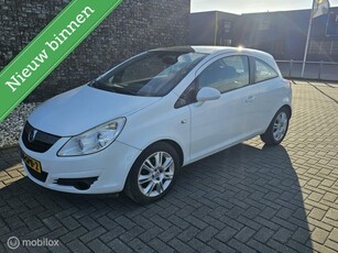 Opel Corsa 1.4-16V Cosmo BOMVOL OPTIES!