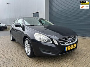 Volvo V60 1.6 T3 Momentum CLIMA NAVI PDC NAP 2012