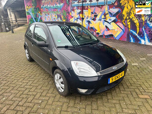 Ford Fiesta 1.6-16V Ghia zeer nette auto voorzien van vol zwart leder interieur airco elektrische ramen alle boeken aanwezig