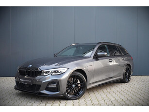 BMW 3 Serie Touring 330e High Executive M-Sport | M Performance | Camera | Leer | Hifi | Ambiance Verlichting | Stuurverwarming | Adaptive Cruise Control | BTW | Stoelverwarming | LED | Shadow Line | Keyless | Navigatie Prof. | DAB |