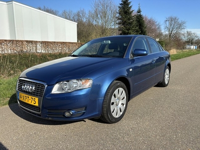 Audi A4 Limousine 2.0 Pro Line Business / AIRCO / PARROT /