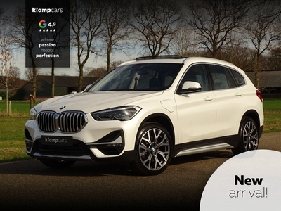 BMW X1 xDrive25e High | Pearl Weiss | Schuifdak | Trkhk afn.13P | 19 inch | Full Options!