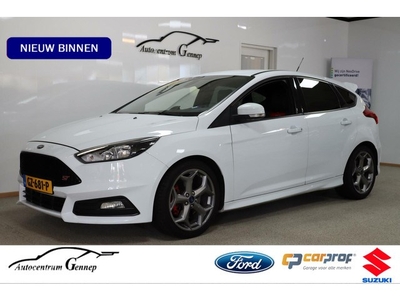 Ford Focus 2.0 ST-2 250PK Remus uitlaat Zeer mooi