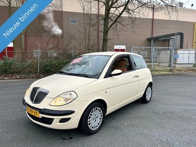 Lancia Ypsilon 1.4-16V Argento DFN NETTE AUTO RIJD EN