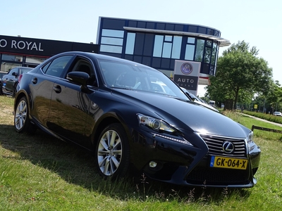 LEXUS IS-SERIE 300h 25th Edition - Automaat, Navigatie, Xenon, Camera, Automatische airco, Cruise Control, Parkeersensoren, Lichtmetalen velgen, Klein leerpakket, Stoelverwarming, volledig dealeronderhouden