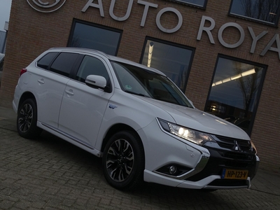 MITSUBISHI OUTLANDER 2.0 PHEV 4WD Executive Edition - Automaat, Navigatie, Camera, Key Less, Automatische airco, Cruise Control, Parkeersensoren, Trekhaak, LED verlichting, Dakrali, Rockford audio installatie, Armsteun voor en achter, Stoelverwarming, Standkachel, NL auto