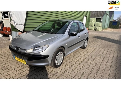 Peugeot 206 1.4 XT met een nieuwe APK