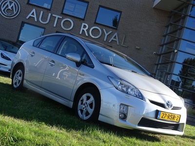 TOYOTA PRIUS 1.8 Dynamic Business - Automaat, Navigatie, Panorama dak met zonnecellen, Camera, Xenon, Parkeer assistent, Head up display, Automatische airco, Cruise Control, Elektrische ramen en spiegels, Armsteun voor en achter, klein leerpakket