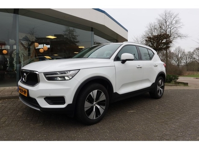 Volvo XC40 2.0 B3 MildHybrid Momentum Business I PARK