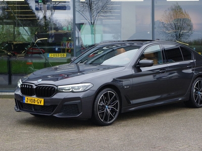 BMW 5 Serie 545e xDrive 395 PK M-Sport Executive Plug-In Hybride, Schuif-Kanteldak, Trekhaak, Adap. Cruise Control, LED