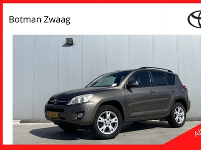 Toyota RAV4 2.0 VVTi Dynamic 2WD | 2.000 kg trekgewicht | 1e eigemaar | Trekhaak | Navigatie