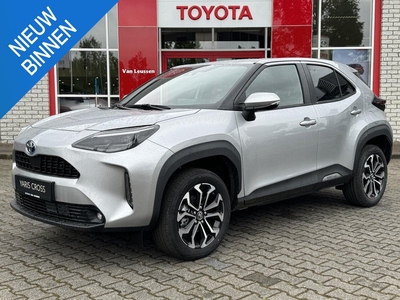 TOYOTA YARIS CROSS 1.5 HYBRID DYNAMIC NIEUW EN DIRECT LEVERBAAR!! APPLE/ANDROID LED STOEL/STUURVERW DRAADLOOS LADEN-TEL KEYLESS EL-SPIEGELS BSM