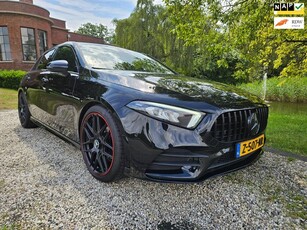 Mercedes-Benz A-KLASSE BLACK on BLACK AMG rode gordels MBUX