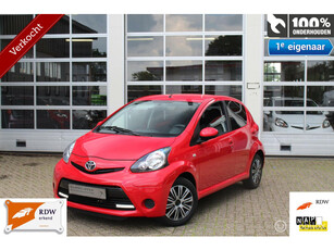 Toyota Aygo 1.012V 5-Deurs VVT-I Facelift 2 Aspiration-Exclusive Ledverlichting Airconditioning Bluetooth Carkit Handsfree Tel&Media Centr.Vergr. Elek.Ramen Stuurberkr. Lederstuur Dubbele Airbags&Speakers Radio/Cd/Mp3/Usb/Aux 12V.-Aansl. Isofix *Verkocht*