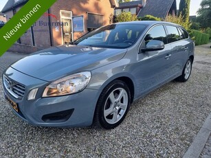 Volvo V60 1.6 T3 Momentum/CLIMAT/CRUISE/BOEKJES ETC