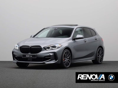 BMW 1-SERIE 120i | M Sportpakket Pro | M Sportstoelen | Panoramadak | M Sportremsysteem Rot | M achterspoiler | Stoel-/stuurwielverwarming | Harman Kardon | Adaptieve LED koplampen | Achteruitrijcamera | DAB