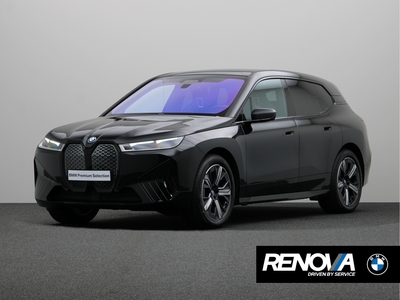 BMW IX xDrive50 High Executive 105 kWh | BIJTELLING 16% | Panorama Skylounge | Driving Assistant Professional | Harman/ Kardon | Interieurapplikationen Clear&Bold | Interieurcamera | Harman Kardon Surround Sound Systeem |