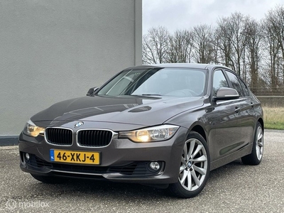 BMW 3-serie 320i Upgrade Edition / Leder / Automaat / LageKM